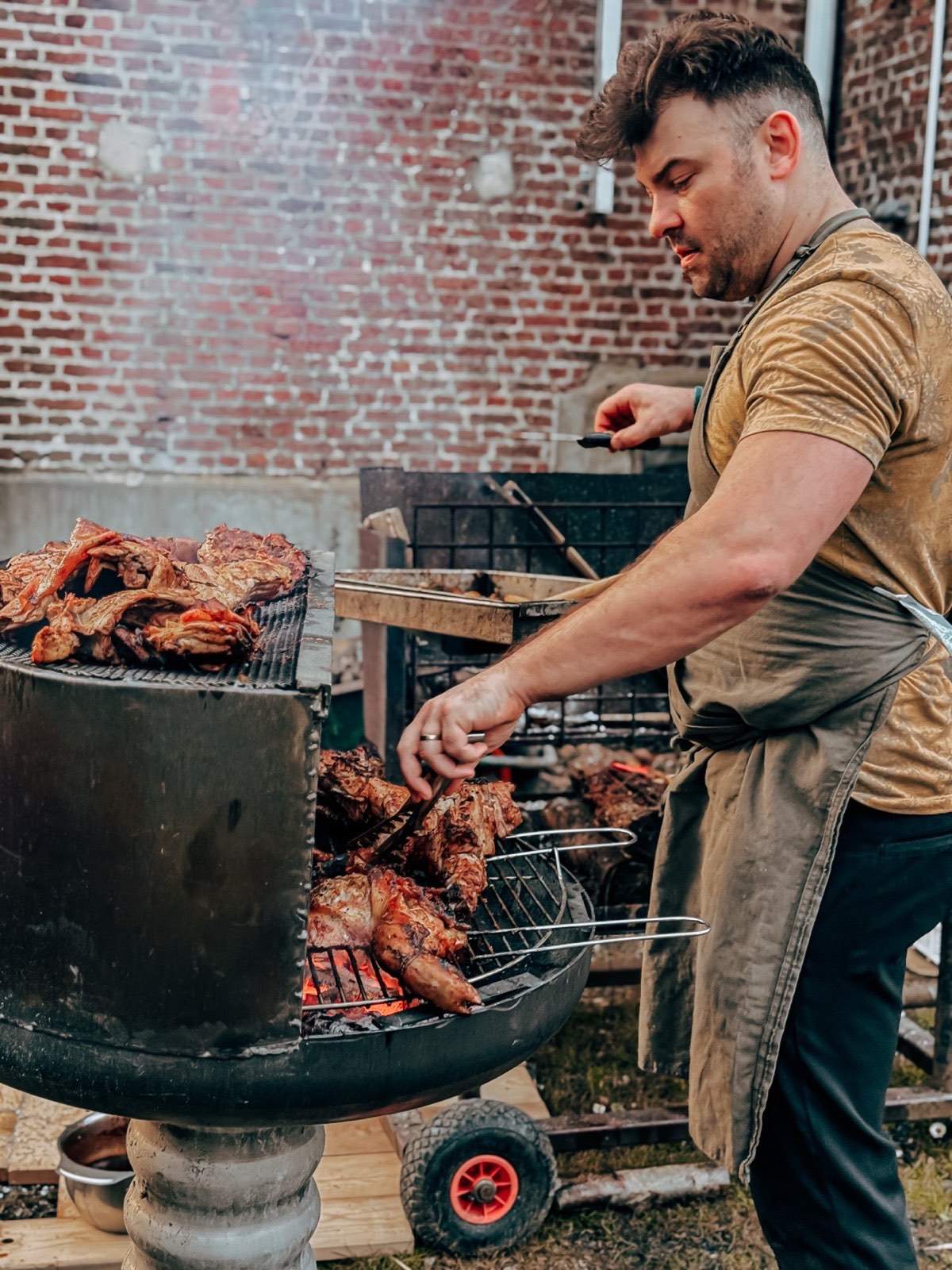 Dax au BBQ — boucher, feu & fumée derrière Chef & Chief