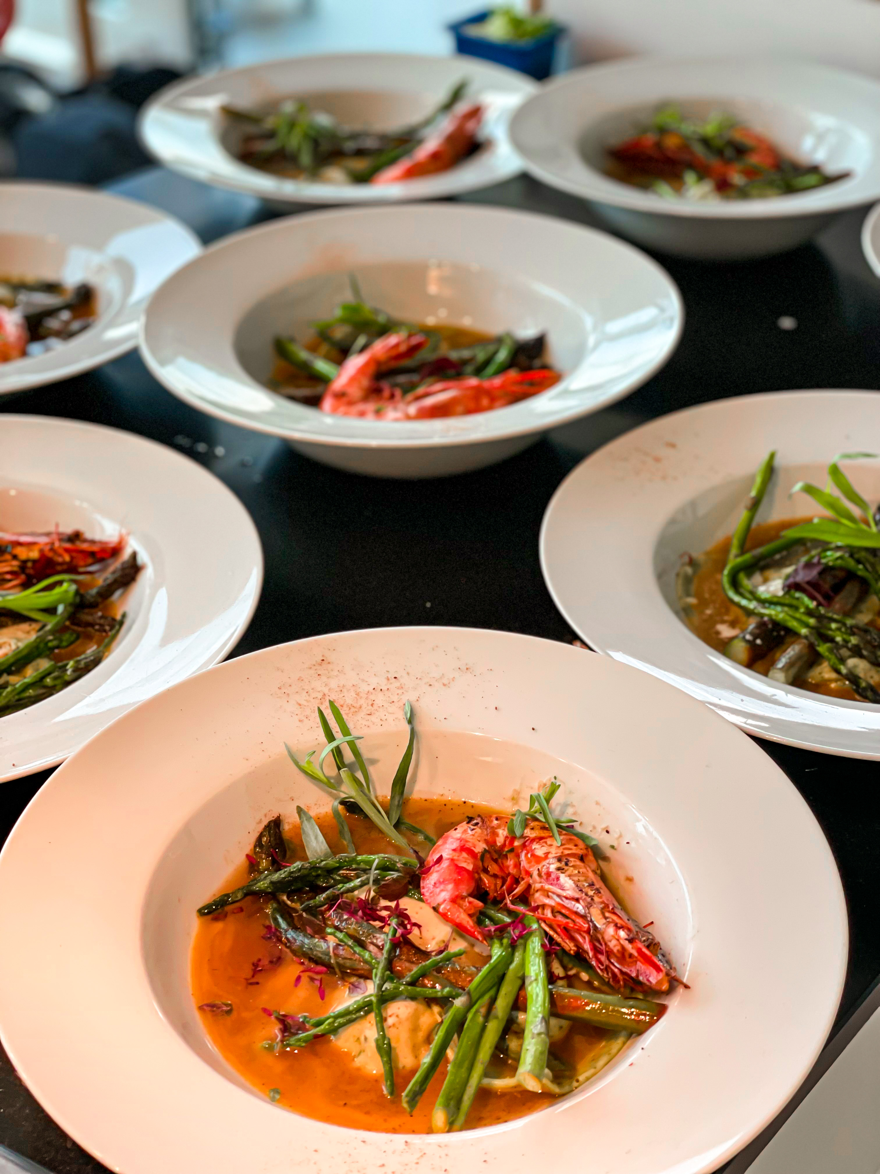 Gambero rosso met ravioli van langoustine en asperges — Chef & Chief main