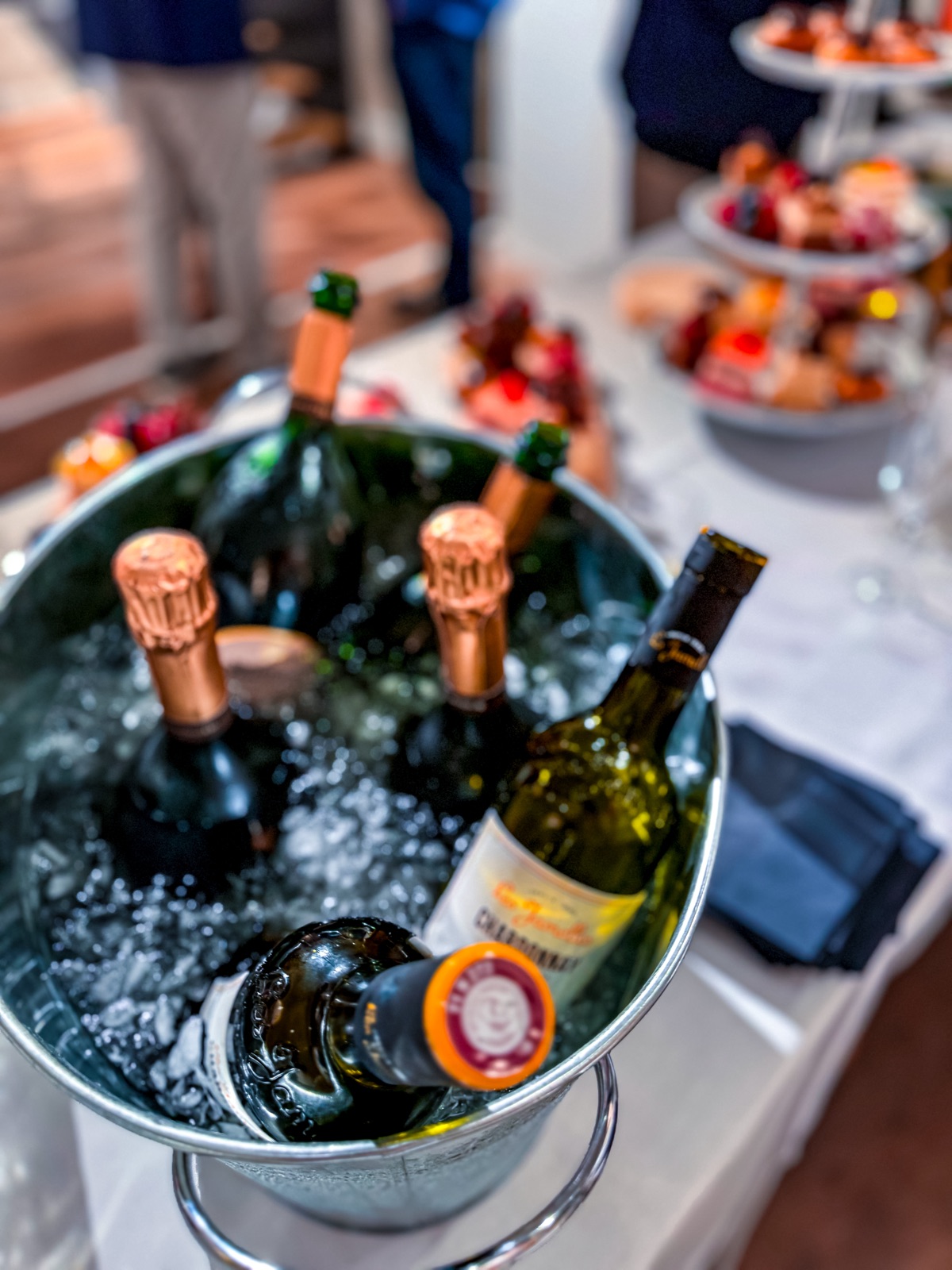 Champagne setup met bloemenkoeler — Chef & Chief event