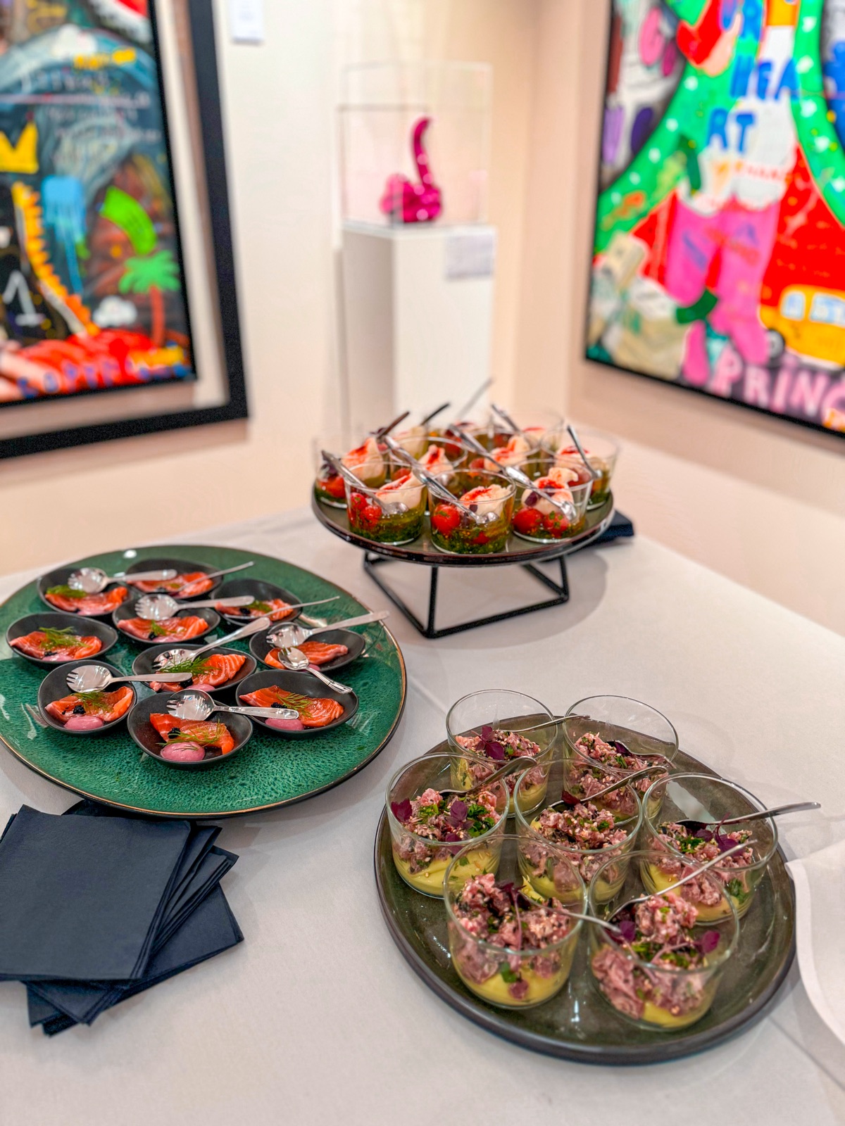 Corporate event op locatie — art gallery setting met walking dinner