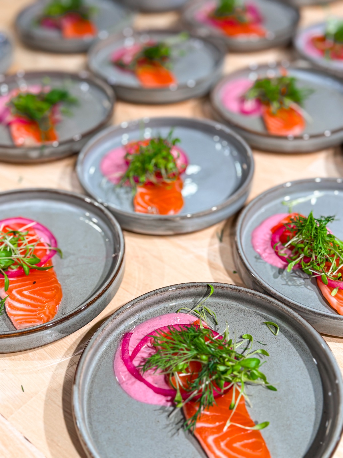 Huisgemarineerde zalmgravlax — Chef & Chief private dining