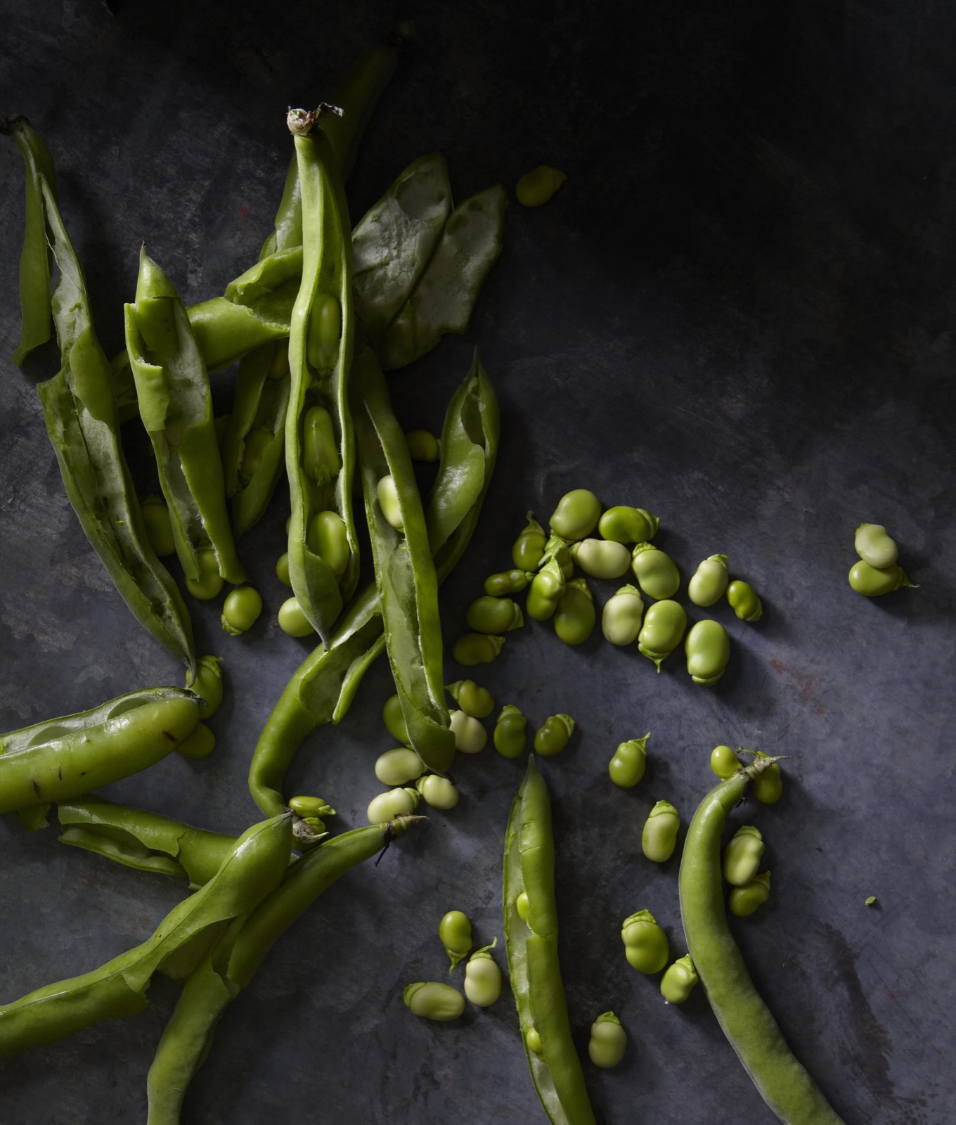Fava shucking — Chef & Chief seizoensproduct