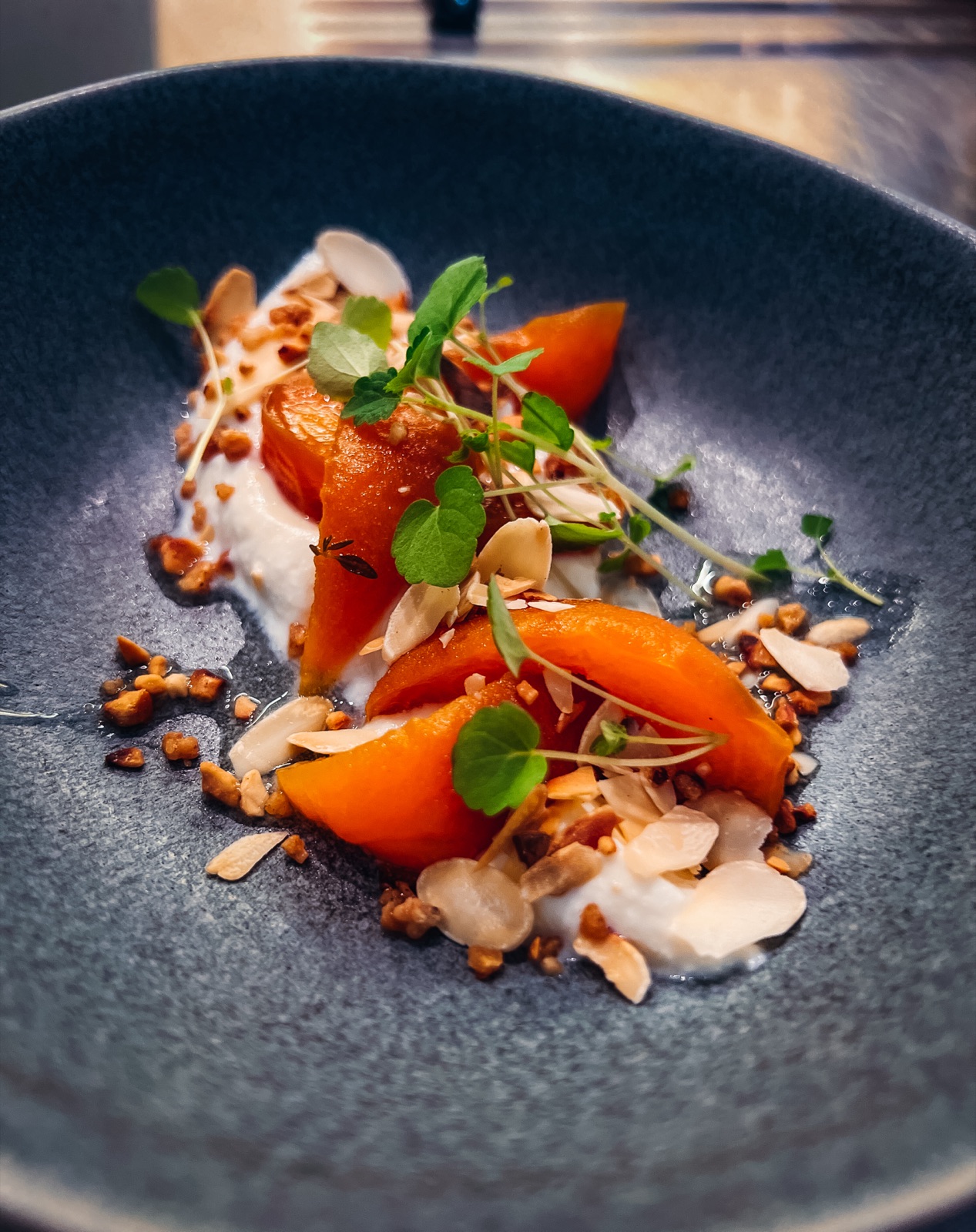Dessert met gemarineerde abrikozen, ricotta en ijs van kardemom — Chef & Chief